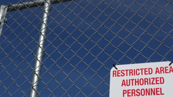 Yasak bölge, yetkili personel sadece Amerika 'da imza atabilir. Kırmızı harfler, metal çitlerden uzak dur, Birleşik Devletler sınır sembolü. İzinsiz girilmemesi, ihlalcilerin ABD yasaları tarafından yargılanacağı anlamına gelir. — Stok video