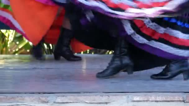 Λατίνες γυναίκες με πολύχρωμα παραδοσιακά φορέματα χορεύουν tapatio Jarabe, μεξικάνικο εθνικό λαϊκό χορό καπέλο. Street performance του γυναικείου ισπανικού μπαλέτου σε πολύχρωμες εθνικές φούστες. Κορίτσια με στολές. — Αρχείο Βίντεο