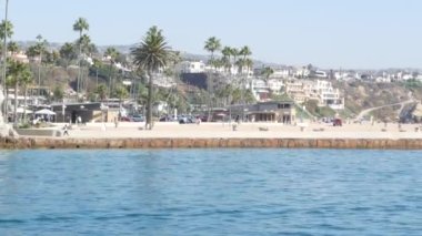 Lüks mülk, Pasifik Okyanusu kıyısındaki sahil arazisi, Newport sahil limanı, Kaliforniya, ABD. Los Angeles yakınlarında hafta sonu deniz kenarındaki kiralık evler. Tatil zengini varoş rıhtım evleri