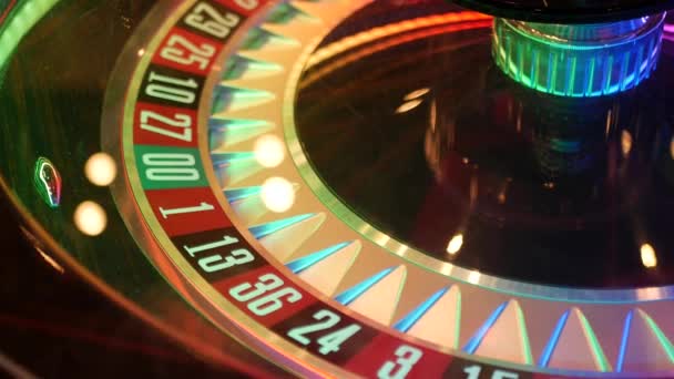 Mesa de ruleta estilo francés por dinero jugando en Las Vegas, Estados Unidos. Rueda giratoria con sectores negro y rojo para juego de riesgo de azar. Diversión de riesgo con algoritmo aleatorio, juegos de azar y símbolo de apuestas — Vídeo de stock