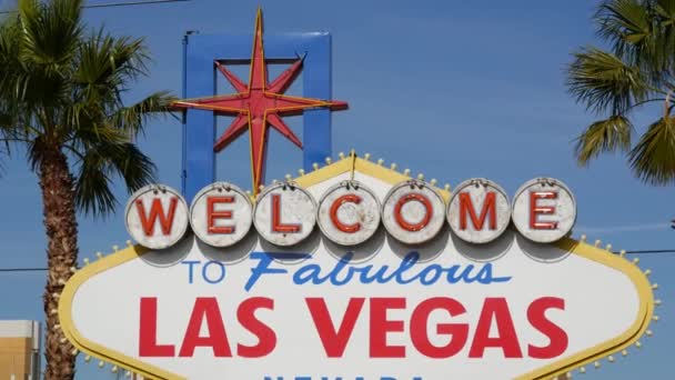 Välkommen till fantastiska Las Vegas retro neon tecken i spelande turistort, USA. Ikonisk vintage banner som symbol för kasino, hasardspel, pengaspel och riskspel. Bokstäver på skylten — Stockvideo