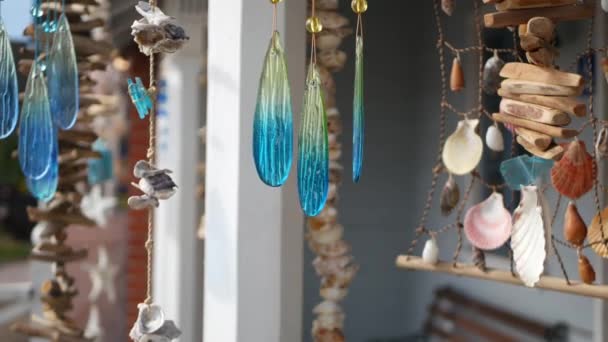 Estilo náutico pendurado conchas decoração, praia azul casa de férias de madeira, costa pacífica, Califórnia EUA. Decoração interior pastel marinho de casa de praia em brisa. Summertime mar vento estética — Vídeo de Stock