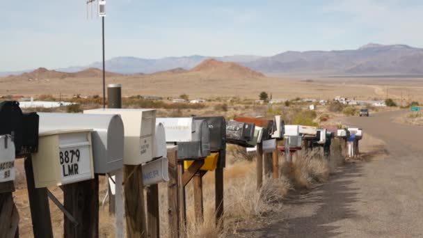 美国干旱的阿里索纳沙漠，道路交叉口的一排老式投递箱。66号旅游路线路边的邮筒.柱上老式怀旧金属格子信箱的地址 — 图库视频影像