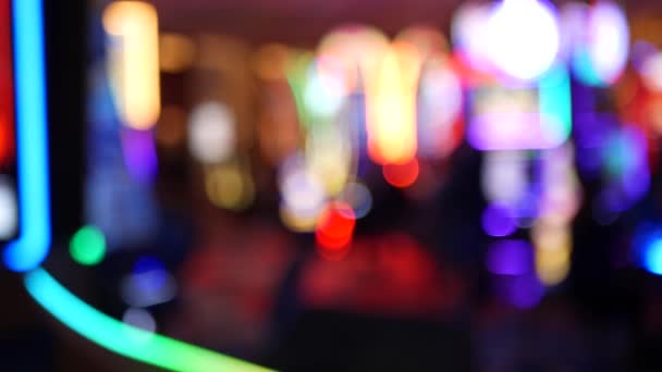 Расслабленные игровые автоматы светятся в казино на сказочном Лас-Вегас Стрип, США. Размытые игровые автоматы в отеле рядом с Фримонт-стрит. Иллюминированный неоновые фрукты машина для игры на деньги риска и ставок — стоковое видео