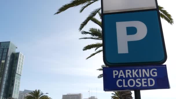 Parkplatzschild als Symbol für Verkehrsbehinderungen und Verkehrsprobleme in belebten städtischen Gebieten der USA. Öffentliche gebührenpflichtige Parkzone in der Innenstadt von San Diego, Kalifornien. Begrenzter Platz für Autos in der Stadt — Stockvideo