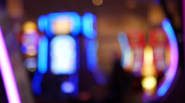Las Vegas Bulvarı, ABD 'de kumarhanede çözülmüş kumar makineleri parlıyor. Fremont caddesi yakınlarındaki bir otelde kumarda büyük ikramiye oynamış. Riskli para oynamak ve bahis oynamak için aydınlatılmış neon meyve makinesi