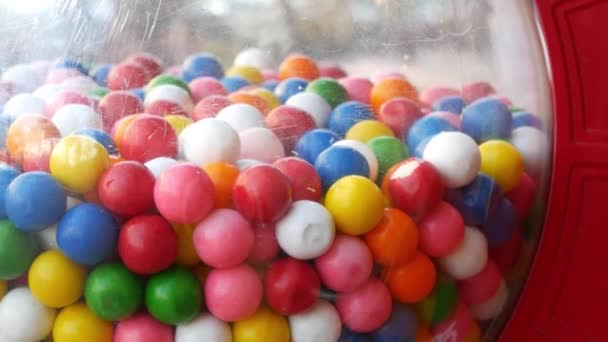 Gumballs coloridos na máquina de venda automática clássica, EUA. Multi colorido chiclete, moeda operado distribuidor retro. Mascar chiclete como símbolo da infância e do verão. Doces mistos no vintage automatizar — Vídeo de Stock