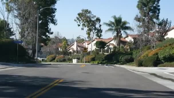 郊外の不動産、カリフォルニア州サンディエゴ郡の住宅街の不動産。典型的な郊外の地区を破壊した。一戸建て、高価な現実を添付。古典的な家の行 — ストック動画