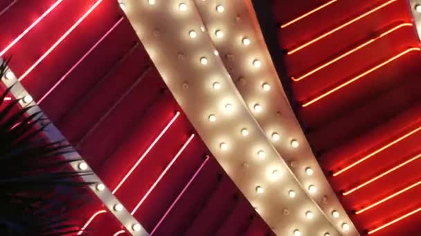 Oude gefaseerde elektrische lampen knipperen en gloeien 's nachts. Abstract close-up van retro casino decoratie glinsterende in Las Vegas, USA. Verlichte vintage stijl gloeilampen schitteren op Freemont straat — Stockvideo