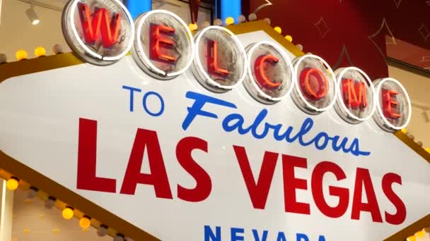 Benvenuti a favoloso segno neon retrò Las Vegas nel villaggio turistico di gioco d'azzardo, Stati Uniti. Iconico banner luminoso vintage, simbolo del casinò, giochi d'azzardo, giochi di denaro e scommesse di rischio. Cartello illuminato — Video Stock