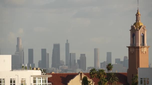 Høyeste skyskrapere av metropolen i smog, Los Angeles, California USA. Luftforurensning og tåkete urban skyline i sentrum. Cityscape i skitten tåke. Lavsynlighet i byen med økologiske problemer – stockvideo