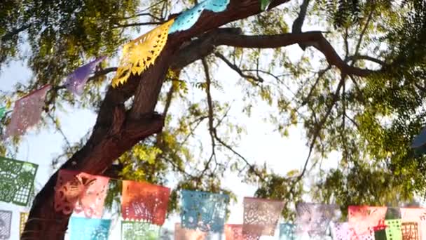 Színes mexikói perforált papel picado banner, fesztivál színes papír koszorú. Sokszínű spanyol népi faragott szövet zászlók, ünnep vagy karnevál. Hiteles fiesta dekoráció Latin-Amerikában — Stock videók