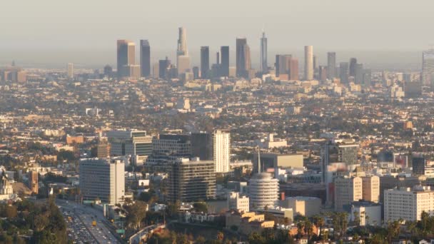 Highrise wolkenkrabbers van Metropolis en drukke spitsuur snelweg, Los Angeles, Californië, Verenigde Staten. Stedelijke skyline en file in de stad. Luchtfoto van stadsgezicht en auto 's op de oprit. Snelweg in LA stad — Stockvideo