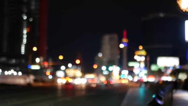 位于美国内华达州的拉斯维加斯大道、豪华赌场和酒店、博彩区，令人难以置信。在弗里蒙特街附近的夜生活和交通中，有旅游资金的游乐胜地。罪恶之城的霓虹灯 — 图库视频影像