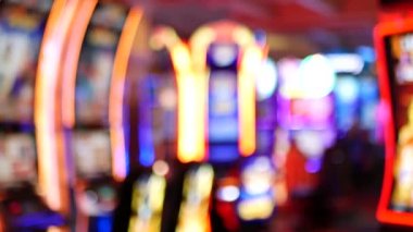 Las Vegas Bulvarı, ABD 'de kumarhanede çözülmüş kumar makineleri parlıyor. Fremont caddesi yakınlarındaki bir otelde kumarda büyük ikramiye oynamış. Riskli para oynamak ve bahis oynamak için aydınlatılmış neon meyve makinesi