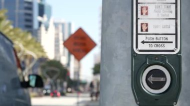 Yaya geçidinde trafik ışığı düğmesi, insanlar itmek ve beklemek zorunda. ABD 'de halkın güvenliği için trafik kuralları ve yönetmelikleri. Zebra caddesi San Diego, Kaliforniya 'da yol ayrımında kesişiyor.