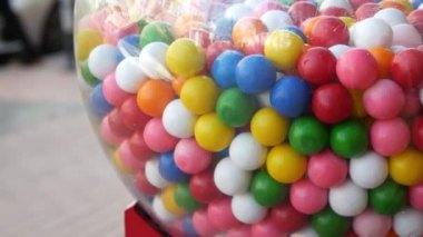 Klasik otomatta renkli sakızlar, ABD. Çok renkli sakız, bozuk para işleten retro şeker kutusu. Çocukluğun ve yazın sembolü olarak sakız çiğnemek. Klasik otomatta karışık tatlılar