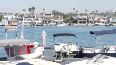 Newport sahil limanı, hafta sonu yat ve yelkenli limanı, Pasifik Sahili, Kaliforniya, ABD. Orange County 'deki liman kenar mahallelerinde. Sahil kıyısında pahalı bir tatil yeri.