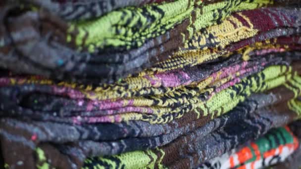 Colorato messicano lana serape coperte texture. Tessuto ornamentale vivido con autentico modello americano latino. Tessuto multicolore a righe per poncho e sombrero. Stile indigeno ispanico — Video Stock