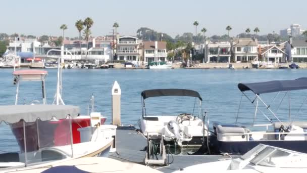 Порт Ньюпорт Бич, курорт для яхт и парусных лодок выходного дня, Тихоокеанское побережье, Калифорния, США. Недвижимость в прибрежном пригороде Оранж Каунти. Дорогие пляжные курорты — стоковое видео