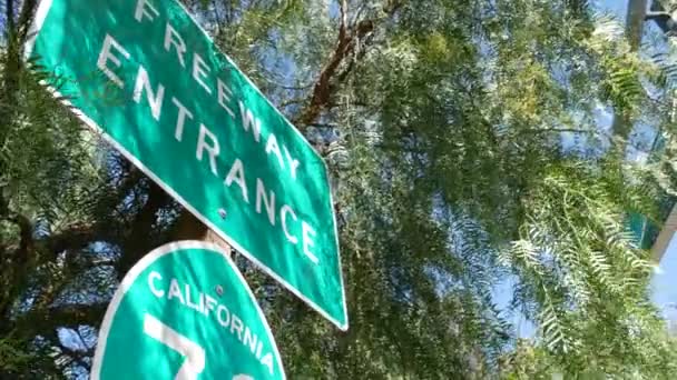 カリフォルニア州サンディエゴ郡の交流交差点における高速道路の入り口の標識。国道78号線標識板。道路の旅のシンボル、交通と交通安全規則と規制 — ストック動画