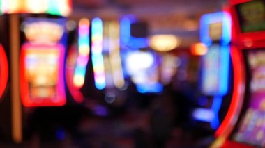 Las Vegas Bulvarı, ABD 'de kumarhanede çözülmüş kumar makineleri parlıyor. Fremont caddesi yakınlarındaki bir otelde kumarda büyük ikramiye oynamış. Riskli para oynamak ve bahis oynamak için aydınlatılmış neon meyve makinesi