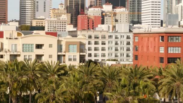 Metropolis skyline urbano, arranha-céus highrise no centro da cidade, Condado de San Diego, Califórnia EUA. De cima vista aérea, muitos dos vários edifícios em Gaslamp Quarter. Visão geral do distrito financeiro — Vídeo de Stock