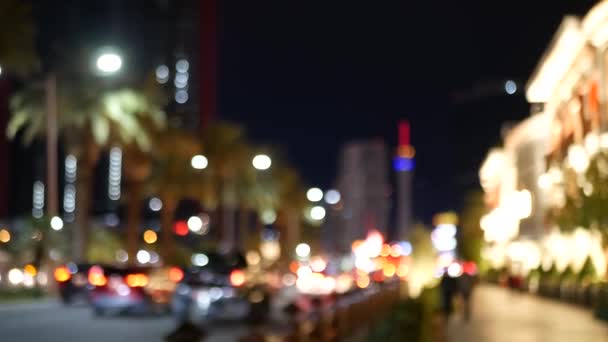 Defocused mesés Las Vegas Strip körút, luxus kaszinó és hotel, szerencsejáték terület Nevada, USA. Éjszakai élet és a forgalom közelében Fremont utca turisztikai pénz játszik üdülőhely. A bűn városának neonfényei — Stock videók