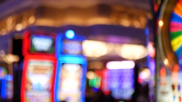 Oskärpa spelautomater glöd i kasino på fantastiska Las Vegas Strip, USA. Suddig speljackpott slots på hotellet nära Fremont Street. Upplyst neon frukt maskin för riskpengar spelar och vadslagning — Stockvideo