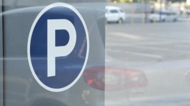 ABD 'nin kalabalık kentsel bölgelerindeki trafik sorunları ve ulaşım sorunlarının sembolü olarak park yeri imzası. San Diego, California 'da halka açık park yeri. Şehirdeki arabalar için sınırlı alan