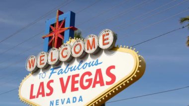 Amerika 'nın kumarhane turizm merkezindeki Las Vegas retro-neon tabelasına hoş geldiniz. Kumarhanenin sembolü olarak klasik pankart, şans oyunları, para oyunları ve risk bahisleri. Tabeladaki harfler