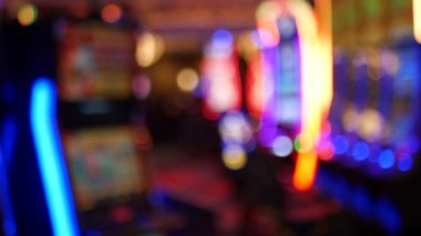 Las Vegas Bulvarı, ABD 'de kumarhanede çözülmüş kumar makineleri parlıyor. Fremont caddesi yakınlarındaki bir otelde kumarda büyük ikramiye oynamış. Riskli para oynamak ve bahis oynamak için aydınlatılmış neon meyve makinesi