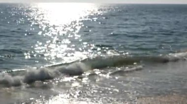 Kaliforniya yazları plaj estetiği, bulanık su dalgası. Parlak güneş ve güneş ışığı. Santa Monica Pasifik Okyanus Oteli. Rüya gibi sakin, bulanık bir arka plan. Belirsiz sessiz sakin deniz