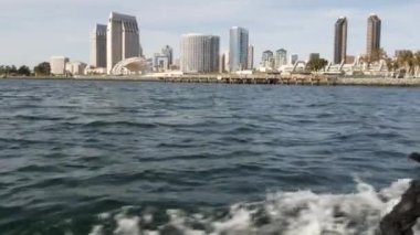 Metropolis şehir silueti, şehir merkezindeki yüksek gökdelenler, San Diego Körfezi, Kaliforniya ABD. Pasifik Okyanusu limanı yakınlarındaki rıhtım binaları. Coronado 'ya gemiden, denizden toplu taşıma