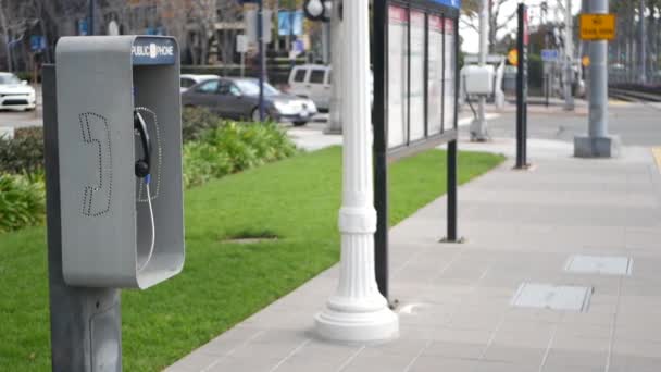 Retro-Münzautomat für Notrufe auf der Straße, Kalifornien USA. Öffentliche analoge Telefonzelle. Veraltete Technologie für Verbindungs- und Telekommunikationsdienste. Mobiltelefon auf Box — Stockvideo