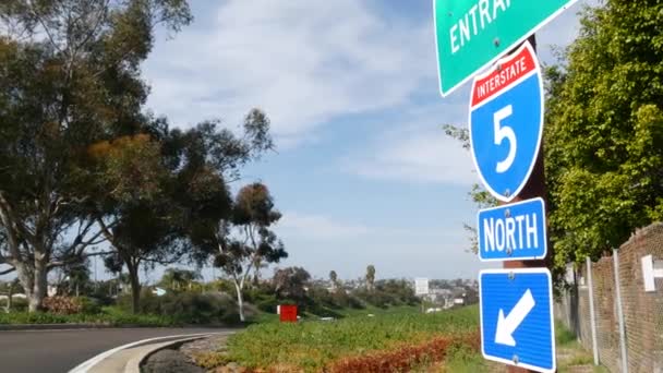 미국 크로스라 로드에 정보 표지판이 있습니다. 캘리포니아 로스엔젤레스로 가는 길. 주 (州) 간 고속도로 5 번 표지판, 도로 여행, 교통 및 교통 안전 규칙 및 규정의 상징 — 비디오