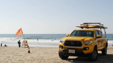 Oceanside, California USA - 8 Şubat 2020: Sarı cankurtaran arabası, Los Angeles yakınlarında plaj. Sahil güvenlik, cankurtaran Toyota kamyonet, cankurtaran aracı. Okyanus kıyısındaki ikonik otomobil. Kamu güvenliği.