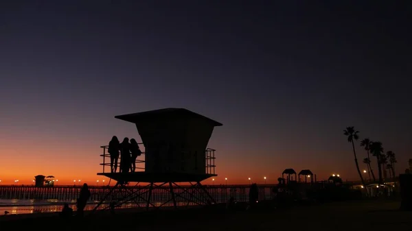 Oceanside California Usa Şubat 2020 Cankurtaran Kulesinin Yanında Genç Kızlar — Stok fotoğraf