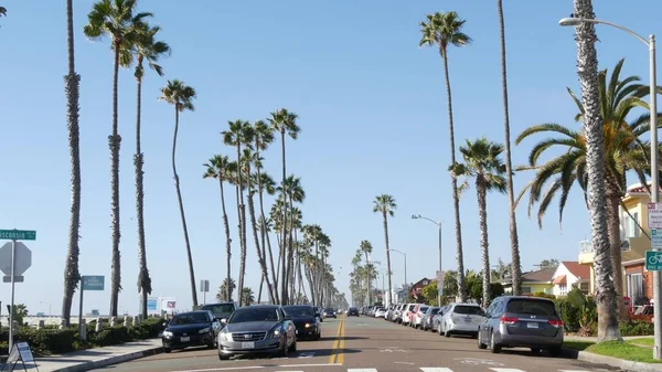 カリフォルニア州オーシャンサイド2020年2月16日 道路上の車や歩行者 ウォーターフロントの遊歩道 ヤシの木と太平洋熱帯ビーチ観光リゾート 夏の晴れた日のビーチフロント通り — ストック写真