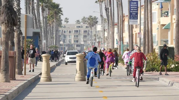 Oceanside Kalifornia Usa Lut 2020 Ludzie Spacerujący Nadmorskiej Promenadzie Promenadzie — Zdjęcie stockowe