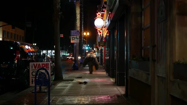 캘리포니아주 오션사이드 2020 외로워 보이는 남자가 노숙자 도시의 보도처럼 보인다 — 스톡 사진