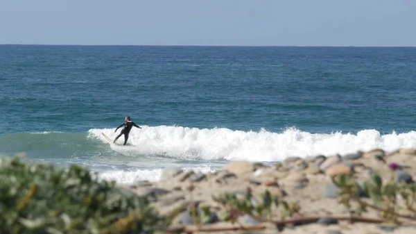 Encinitas Kalifornia Usa Feb 2020 Surferzy Oceanie Pacyficzne Wybrzeże Duże — Zdjęcie stockowe