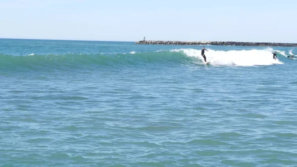 Okyanus Kenarı Kaliforniya Abd Şubat 2020 Nsanlar Sörf Yapıyor Sörfçüler — Stok fotoğraf