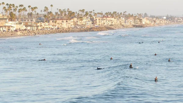 Oceanside California Feb 2020 Surfistas Surfistas Nadando Agua Esperando Olas — Foto de Stock