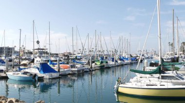 Oceanside, California USA - 27 Ocak 2020: Rıhtım kıyısı balıkçı köyü, lüks yatlar yüzen yelkenliler, yat limanı rıhtımı. Yelkenli direkleri, limana demir atmış ya da demirlemiş denizcilik gemileri..