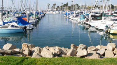 Oceanside, California USA - 27 Ocak 2020: Rıhtım kıyısı balıkçı köyü, lüks yatlar yüzen yelkenliler, yat limanı rıhtımı. Yelkenli direkleri, limana demir atmış ya da demirlemiş denizcilik gemileri..