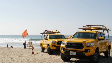 Oceanside, California USA - 8 Şubat 2020: Sarı cankurtaran arabası, Los Angeles yakınlarında plaj. Sahil güvenlik, cankurtaran Toyota kamyonet, cankurtaran aracı. Okyanus kıyısındaki ikonik otomobil. Kamu güvenliği.