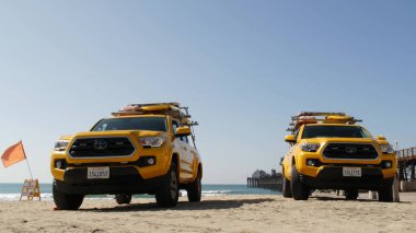 Oceanside, California USA - 8 Şubat 2020: Sarı cankurtaran arabası, Los Angeles yakınlarında plaj. Sahil güvenlik, cankurtaran Toyota kamyonet, cankurtaran aracı. Okyanus kıyısındaki ikonik otomobil. Kamu güvenliği.
