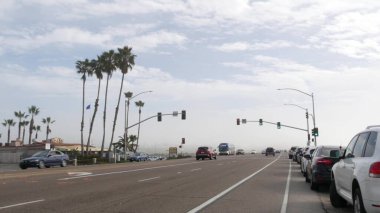 Encinitas, California USA -20 Şubat 2020: Sisli sahil kenarındaki 101 numaralı otoyolda trafik ışığı semaforu. Deniz kıyısında sis, Pasifik Okyanusu kıyısında. Sahil şeridi boyunca arabalı otoban, Los Angeles yakınlarında kıyı şeridi.