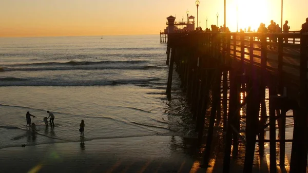 Oceanside Kalifornia Usa Listopad 2019 Drewniane Molo Spacerowicze Turyści Spacerujący — Zdjęcie stockowe